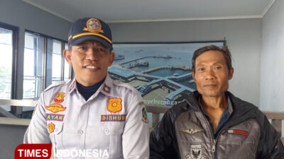 keluarga-korban-kmp-tunu-pratama-jaya-bertahan-di-pelabuhan-ketapang-–-times-banyuwangi