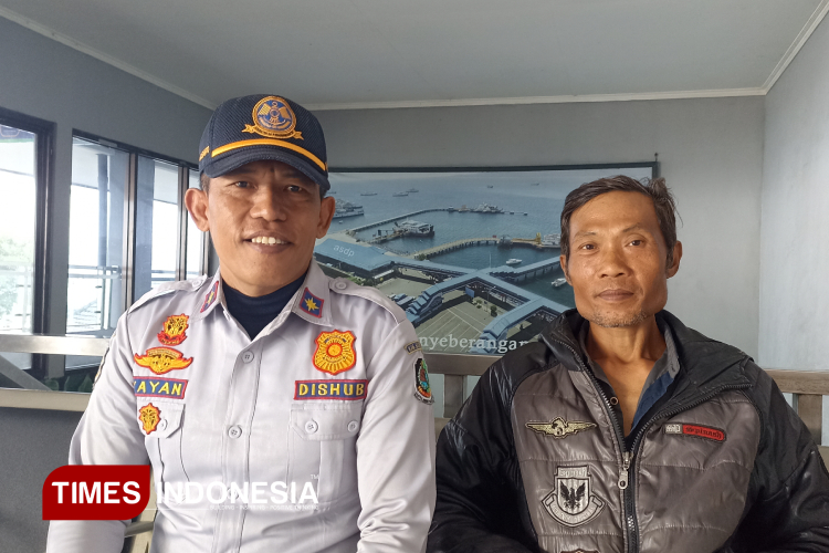 keluarga-korban-kmp-tunu-pratama-jaya-bertahan-di-pelabuhan-ketapang-–-times-banyuwangi
