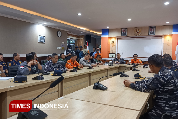 tim-penyelam-siap-selami-selat-bali-cari-korban-kmp-tunu-pratama-jaya-–-times-banyuwangi