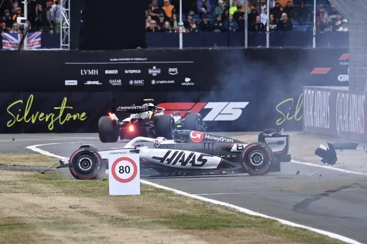 baru-debut-di-silverstone,-bearman-bikin-blunder-fatal:-crash-dan-kena-penalti