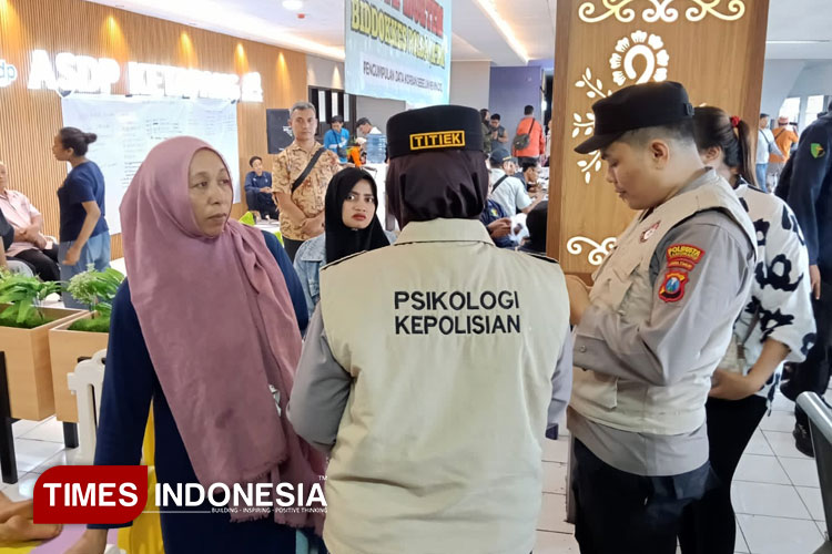dari-pintu-ke-pintu-korban-kmp-tunu-pratama-jaya-dapat-trauma-healing-dari-polresta-banyuwangi-–-times-banyuwangi