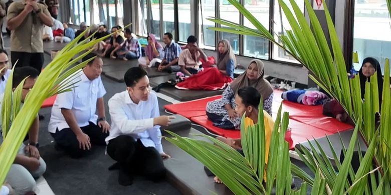 wapres-gibran-temui-keluarga-korban-kmp-tunu-pratama-jaya-di-pelabuhan-ketapang
