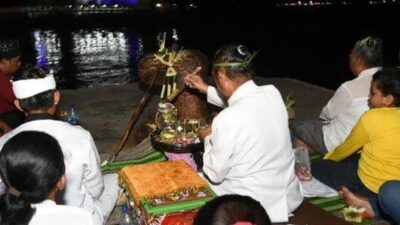 keluarga-abk-kmp-tunu-pratama-jaya-gelar-doa-di-pelabuhan-ketapang,-harap-korban-segera-ditemukan