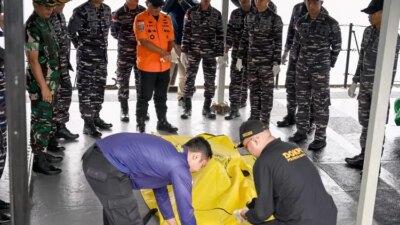 terombang-ambing-gelombang-selat-bali,-tim-survei-bawah-laut-temukan-jenazah-korban-kmp-tunu-pratama