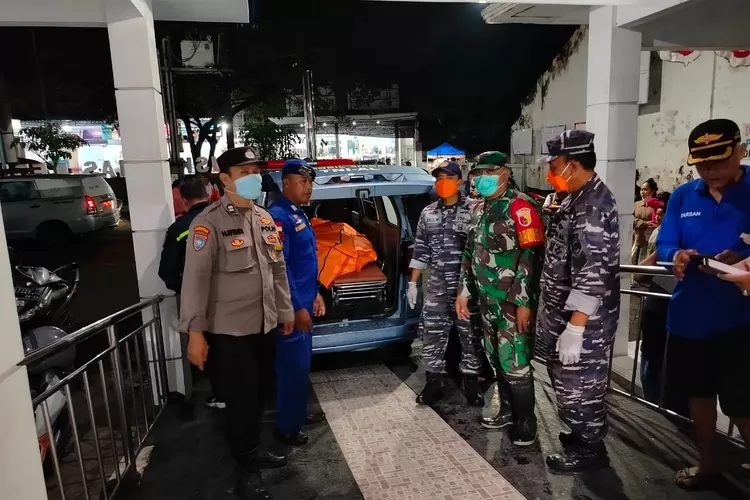 dua-mayat-korban-tenggelamnya-kmp-tunu-pratama-ditemukan-di-pantai-selatan