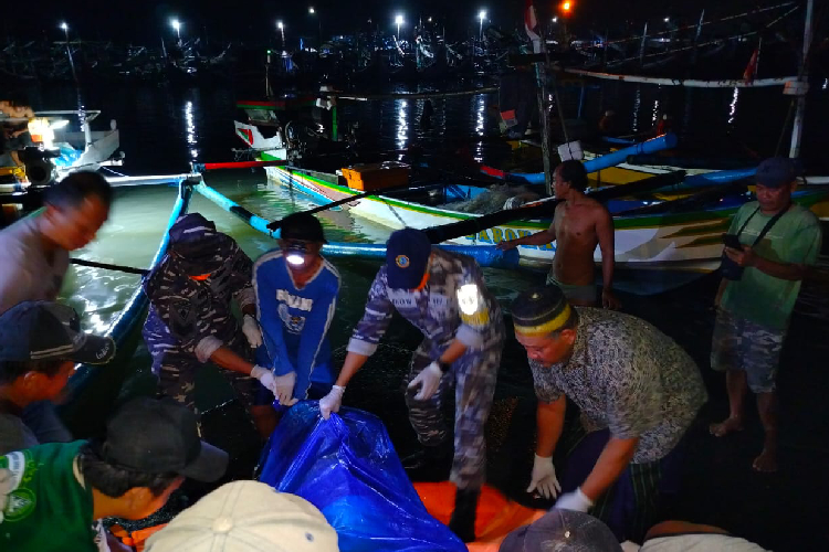 jasad-diduga-korban-tragedi-kmp-tunu-pratama-jaya-kembali-muncul-kepermukaan-di-perairan-muncar-banyuwangi-–-times-banyuwangi