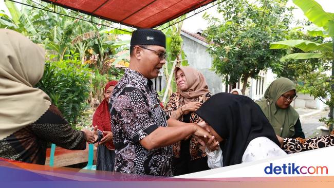bupati-ipuk-beri-bantuan-keluarga-korban-kmp-tunu-pratama-jaya