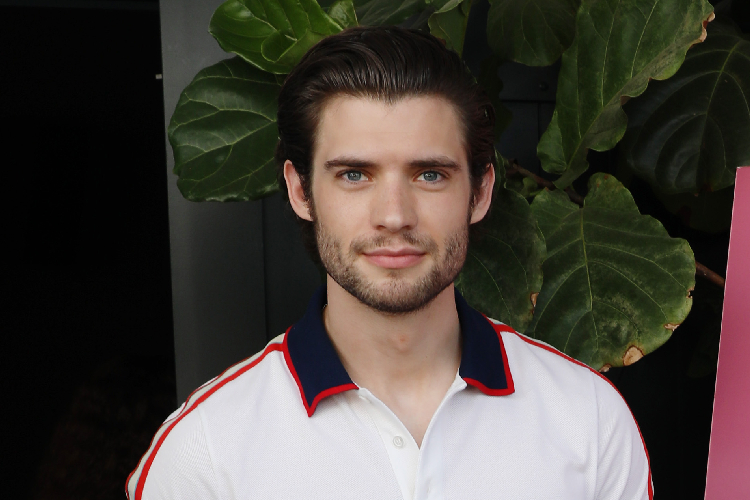 jelang-rilis-superman,-david-corenswet-minta-‘restu’-henry-cavill-–-times-banyuwangi