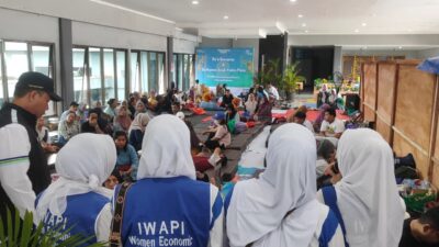 wujud-kepedulian-terhadap-keluarga-korban-kmp-tunu-pratama-jaya,-dpc-iwapi-banyuwangi-salurkan-bantuan