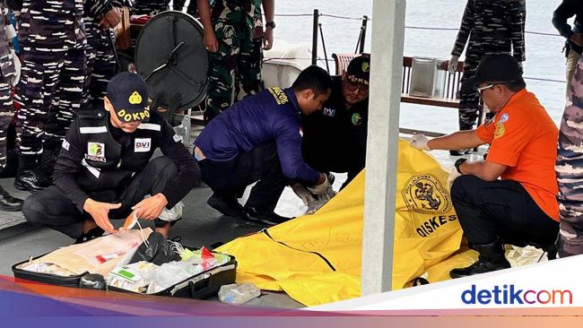 1-jenazah-yang-dievakuasi-kri-tongkol-dipastikan-korban-kmp-tunu-pratama