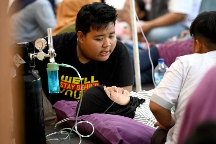 tangisan-pecah!-kabar-penemuan-jenazah-daniar-bikin-sang-ibu-syok-dan-drop-di-posko-ketapang