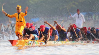mengenal-pacu-jalur,-balap-perahu-tradisional-riau-yang-viral-–-times-banyuwangi