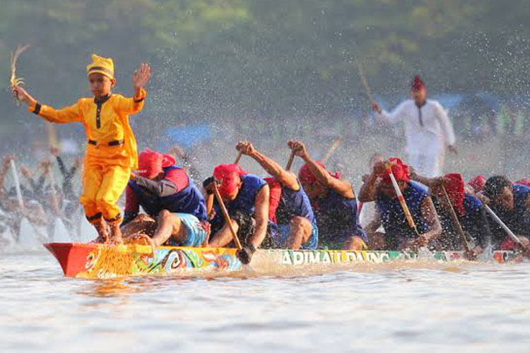 mengenal-pacu-jalur,-balap-perahu-tradisional-riau-yang-viral-–-times-banyuwangi