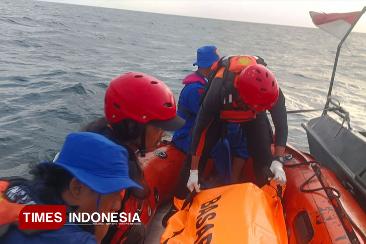 penemuan-dugaan-korban-ke-40-kmp-tunu-pratama-jaya,-satu-jasad-kembali-dievakuasi-dari-pantai-boom-marina-banyuwangi-–-times-banyuwangi