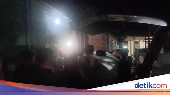 isak-tangis-keluarga-di-bali-sambut-jenazah-korban-kmp-tunu-pratama-jaya