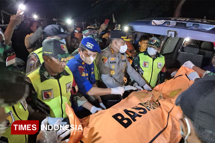 diduga-jenazah-ke-13-korban-insiden-kmp-tunu-pratama-jaya-kembali-diangkat-dari-perairan-alas-purwo-banyuwangi-–-times-banyuwangi