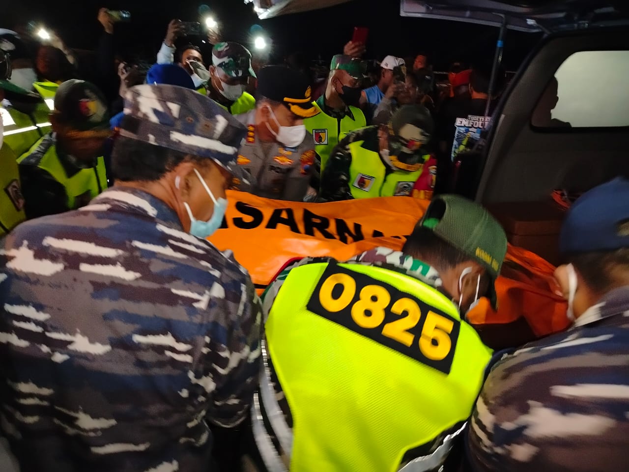 kapolresta-banyuwangi-turun-langsung-pimpin-evakuasi-jenazah-diduga-korban-ke-13-tragedi-kmp-tunu-pratama-jaya