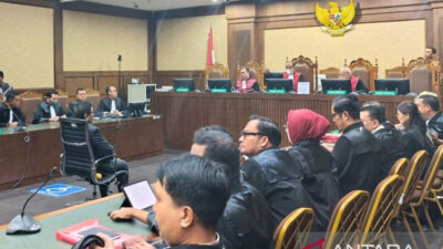 hasto-kristiyanto-bacakan-pleidoi-tulisan-tangan-setebal-108-halaman-–-times-banyuwangi