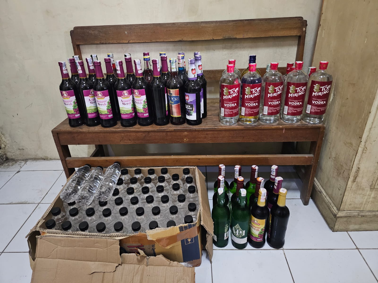 polsek-bangorejo-tertibkan-empat-lokasi-penjual-minuman-keras,-puluhan-botol-disita