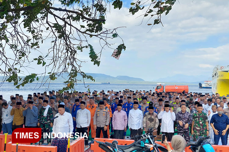 selat-bali-jadi-saksi-seluruh-elemen-di-banyuwangi-langitkan-doa-untuk-korban-kmp-tunu-pratama-jaya-–-times-banyuwangi