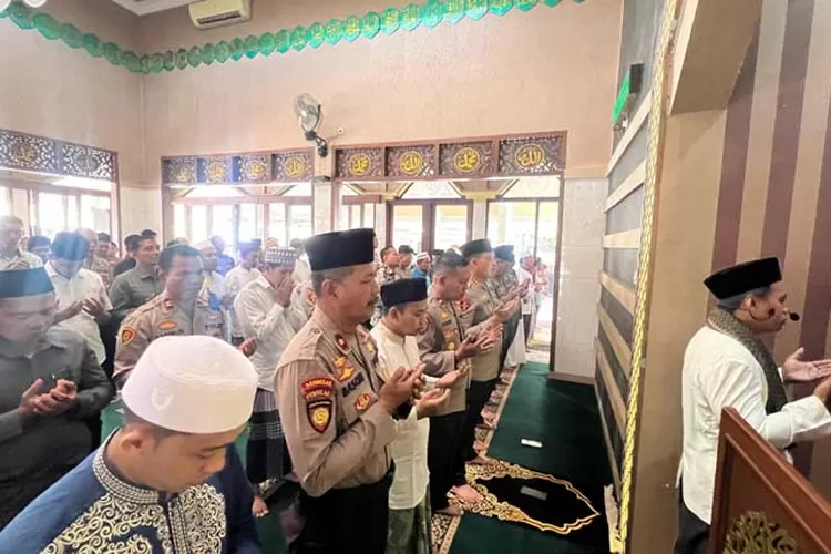 kapolresta-rama-pimpin-doa-untuk-korban-kmp-tunu,-salat-gaib-digelar-di-masjid-polresta