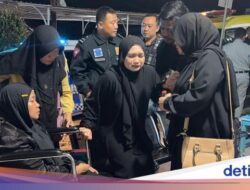 Isak Tangis Iringi Jenazah WN Malaysia Korban KMP Tunu Pratama Jaya