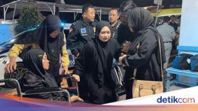 isak-tangis-iringi-jenazah-wn-malaysia-korban-kmp-tunu-pratama-jaya