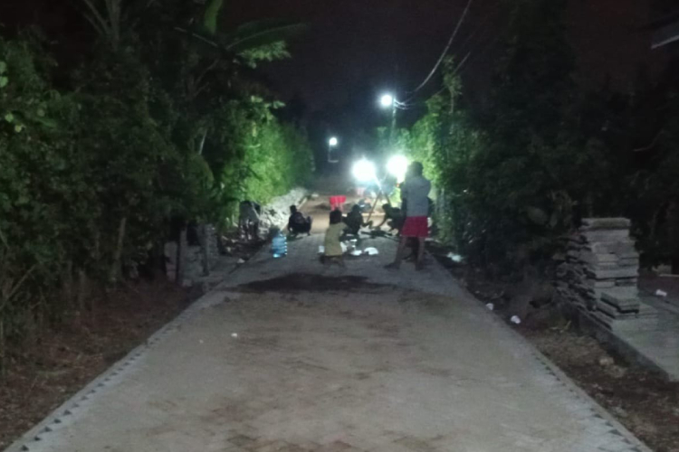 dapat-program-ppm-pavingisasi-pt-bsi,-warga-sumbermulyo-banyuwangi-rela-lembur-–-times-banyuwangi