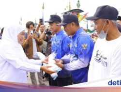 Sapa Nelayan di Muncar Banyuwangi, Khofifah Beri Bantuan Ratusan Juta