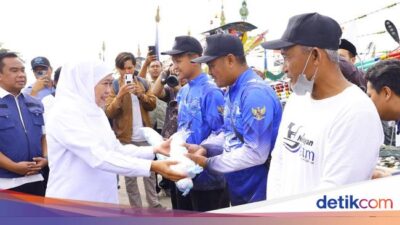 sapa-nelayan-di-muncar-banyuwangi,-khofifah-beri-bantuan-ratusan-juta