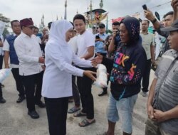 Gubernur Khofifah Serahkan Bantuan Alat Tangkap Ikan untuk Nelayan Muncar Banyuwangi