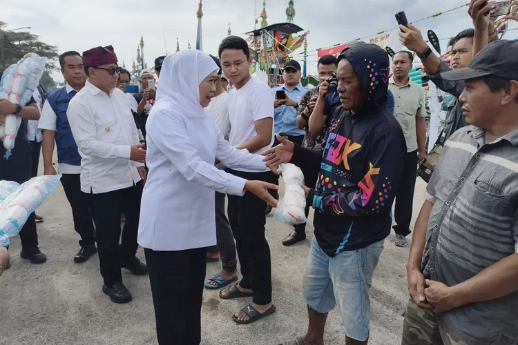gubernur-khofifah-serahkan-bantuan-alat-tangkap-ikan-untuk-nelayan-muncar-banyuwangi