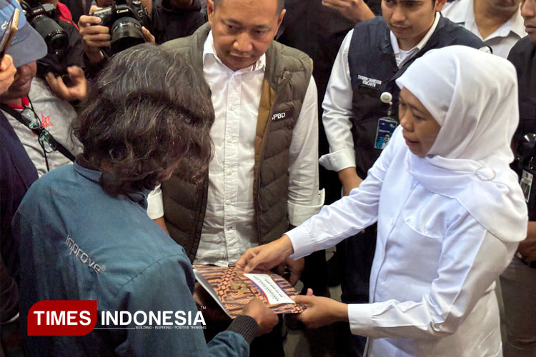 gubernur-jatim-khofifah-salurkan-santunan-kepada-korban-kmp-tunu-pratama-jaya-–-times-banyuwangi