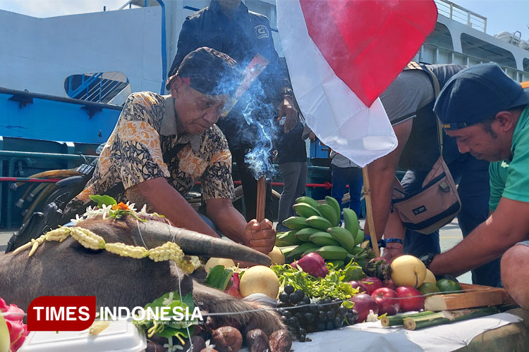 larung-sesaji-selat-bali,-ikhtiar-spiritual-masyarakat-banyuwangi-pascatragedi-kmp-tunu-–-times-banyuwangi