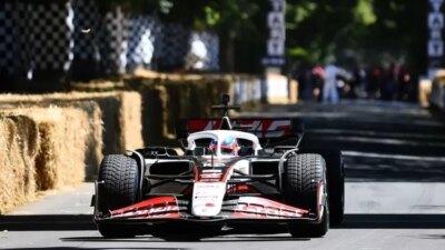 tak-terduga,-bos-haas-f1-jajal-mobil-balap-di-tengah-perayaan-75-tahun-f1