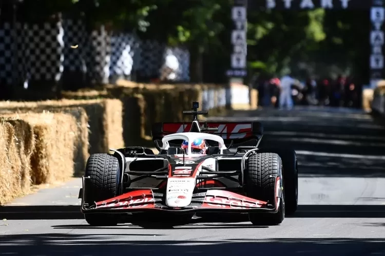 tak-terduga,-bos-haas-f1-jajal-mobil-balap-di-tengah-perayaan-75-tahun-f1