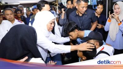 khofifah-temui-ahli-waris-korban-kmp-tunu-pratama-jaya-di-banyuwangi