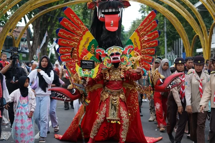 kokoon-hotel-banyuwangi-tampilkan-kostum-‘barong’-di-banyuwangi-ethno-carnival-2025,-dukung-pelestarian-budaya-daerah
