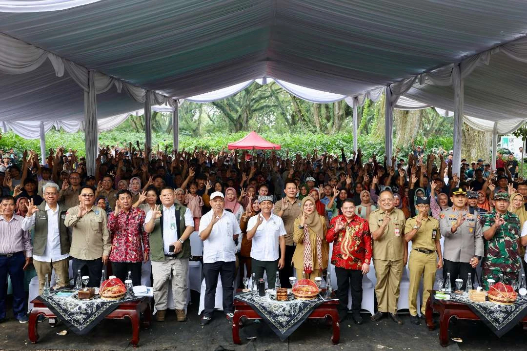 menteri-kehutanan-serahkan-sk-pelepasan-kawasan-hutan-seluas-152-hektar-bagi-warga-banyuwangi