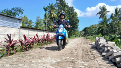 manfaat-investasi,-jalan-kampung-hingga-pesawahan-di-banyuwangi-kini-berpaving-mulus-–-times-banyuwangi