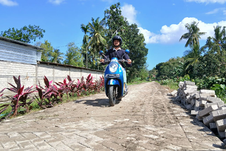 manfaat-investasi,-jalan-kampung-hingga-pesawahan-di-banyuwangi-kini-berpaving-mulus-–-times-banyuwangi