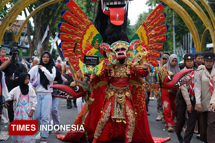 lestarikan-budaya-lokal,-kokoon-hotel-banyuwangi-tampilkan-kostum-barong-di-banyuwangi-ethno-carnival-2025-–-times-banyuwangi
