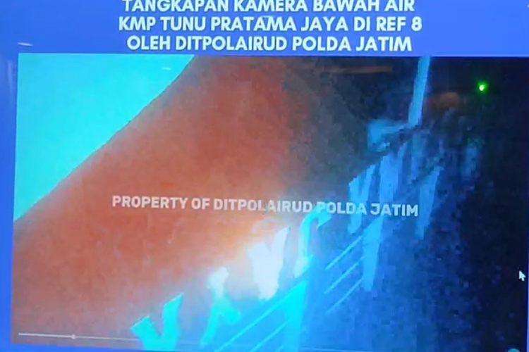 ada-kemungkinan-korban-di-dalam,-ini-penampakan-terbaru-bangkai-kapal-kmp-tunu-pratama-jaya-–-times-banyuwangi