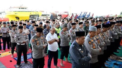 tni,-polri,-ulama-dan-rakyat-bersatu-dalam-doa!-salat-gaib-massal-untuk-korban-kmp-tunu