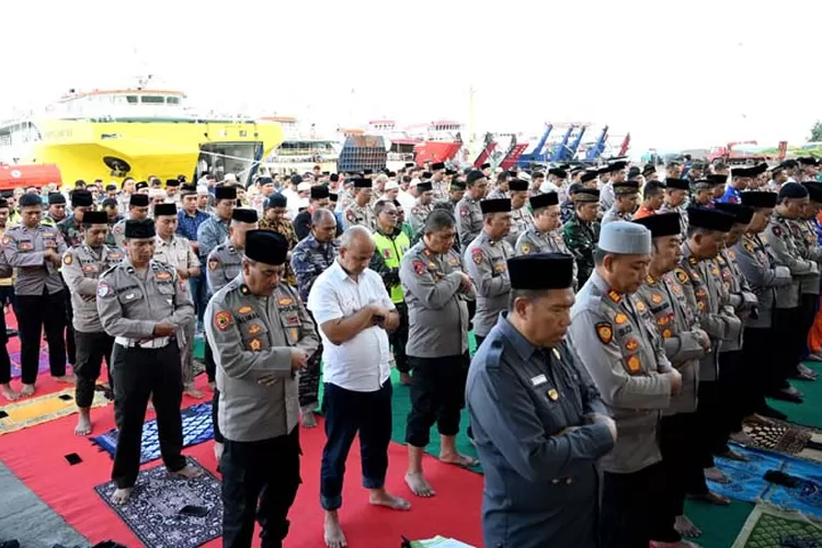 tni,-polri,-ulama-dan-rakyat-bersatu-dalam-doa!-salat-gaib-massal-untuk-korban-kmp-tunu