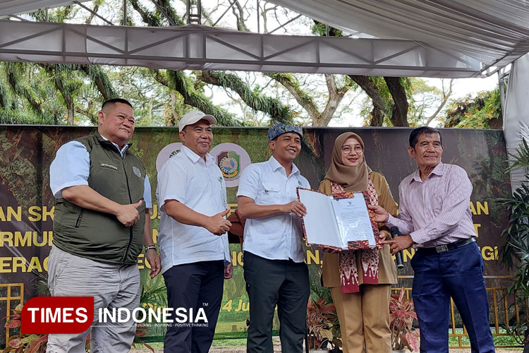menhut-lepas-152-hektare-kawasan-hutan-untuk-masyarakat-banyuwangi-–-times-banyuwangi