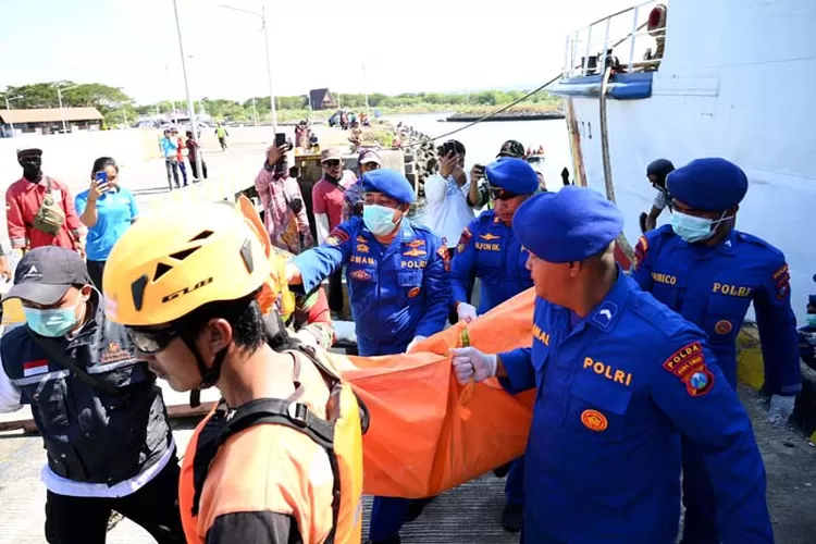 kisah-haru-jenazah-wna-malaysia-korban-kmp-tunu:-dimakamkan-sesuai-wasiat-di-banyuwangi