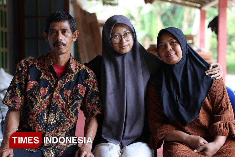 anak-penjual-soto-lolos-ugm-dengan-beasiswa-penuh,-ini-kisah-perjuangannya-–-times-banyuwangi