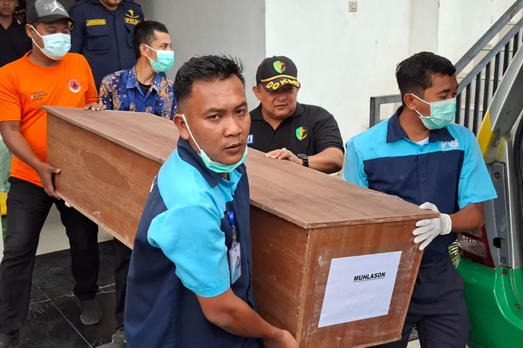kmp-tunu-melayang-4-km-dari-titik-tenggelam,-17-korban-diprediksi-masih-terjebak-dalam-kapal!