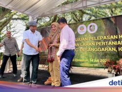 Menhut Serahkan SK Pelepasan Kawasan Hutan 152 Hektare di Banyuwangi